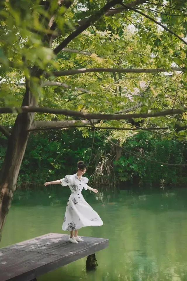 离婚后的佟丽娅美翻了，穿白色时尚连衣裙，潇洒肆意，真让人羡慕