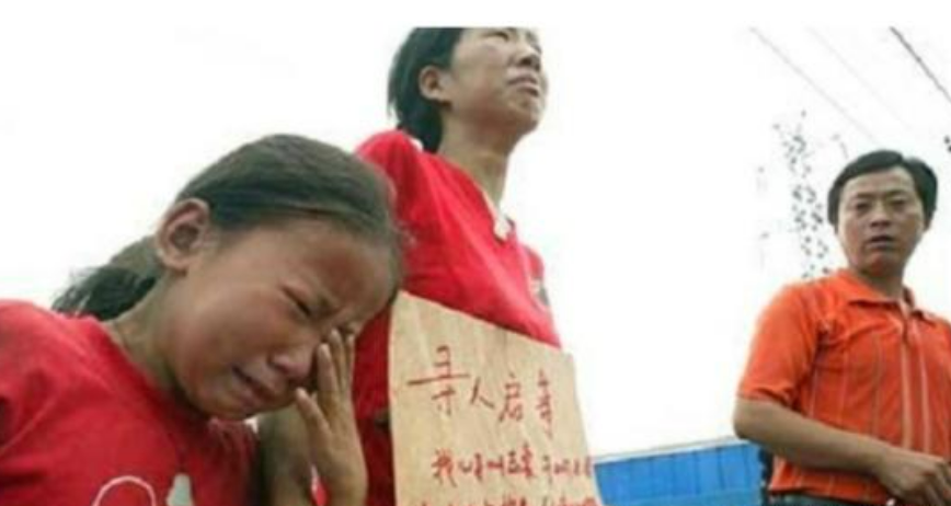 女大学生被卖山村老汉，关猪圈17年，亲爹找来为啥却给老汉一沓钱