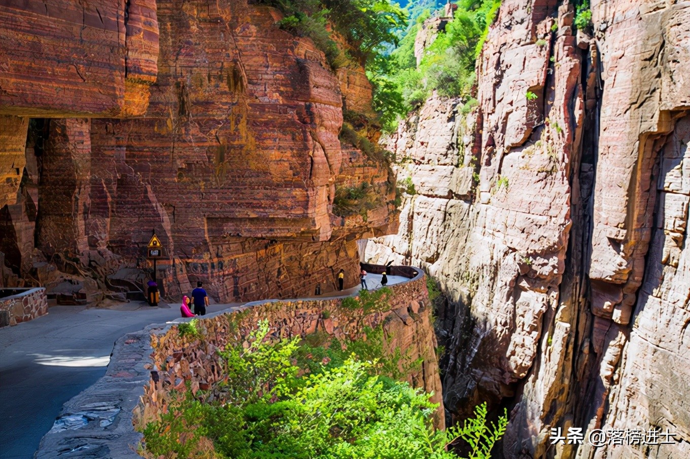 辉县郭亮村(河南辉县有条"人间奇迹"挂壁公路,绝壁如刀削斧砍,充满了