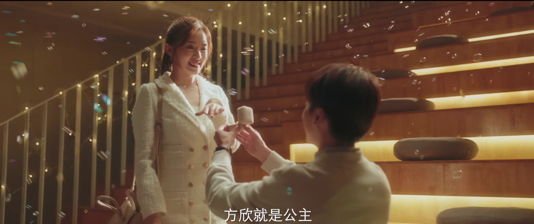 30岁老人狂奔的国产喜剧！满是狗的血，超“大尺度”的夜店群剧