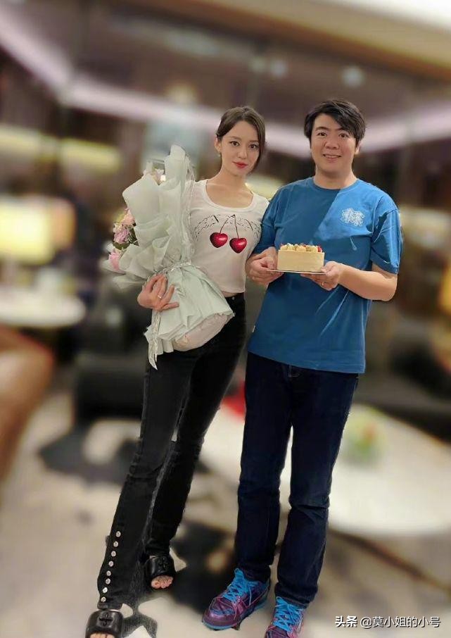 周末两天爆出8个瓜，新恋情、哭穷卖惨、车祸死亡，个个都是大瓜