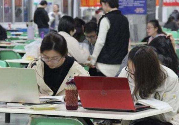 2022届毕业生预计1076万，“就业难”与“招人难”并存，卷到家了