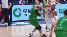 付豪38 12（生涯最强一战！付豪狂轰38+12打爆广东内线，3人被驱逐太惨烈）