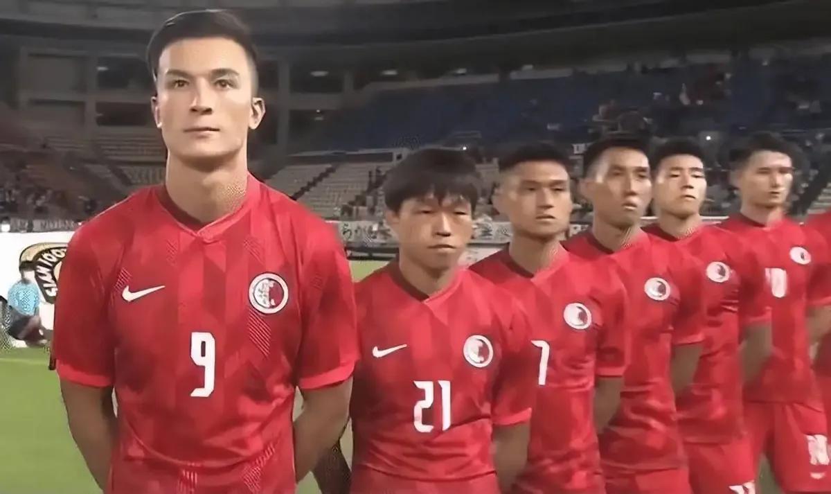 中国香港足球队(拒唱国歌遭批评，中国香港男足转变态度，一细节获得球迷点赞)