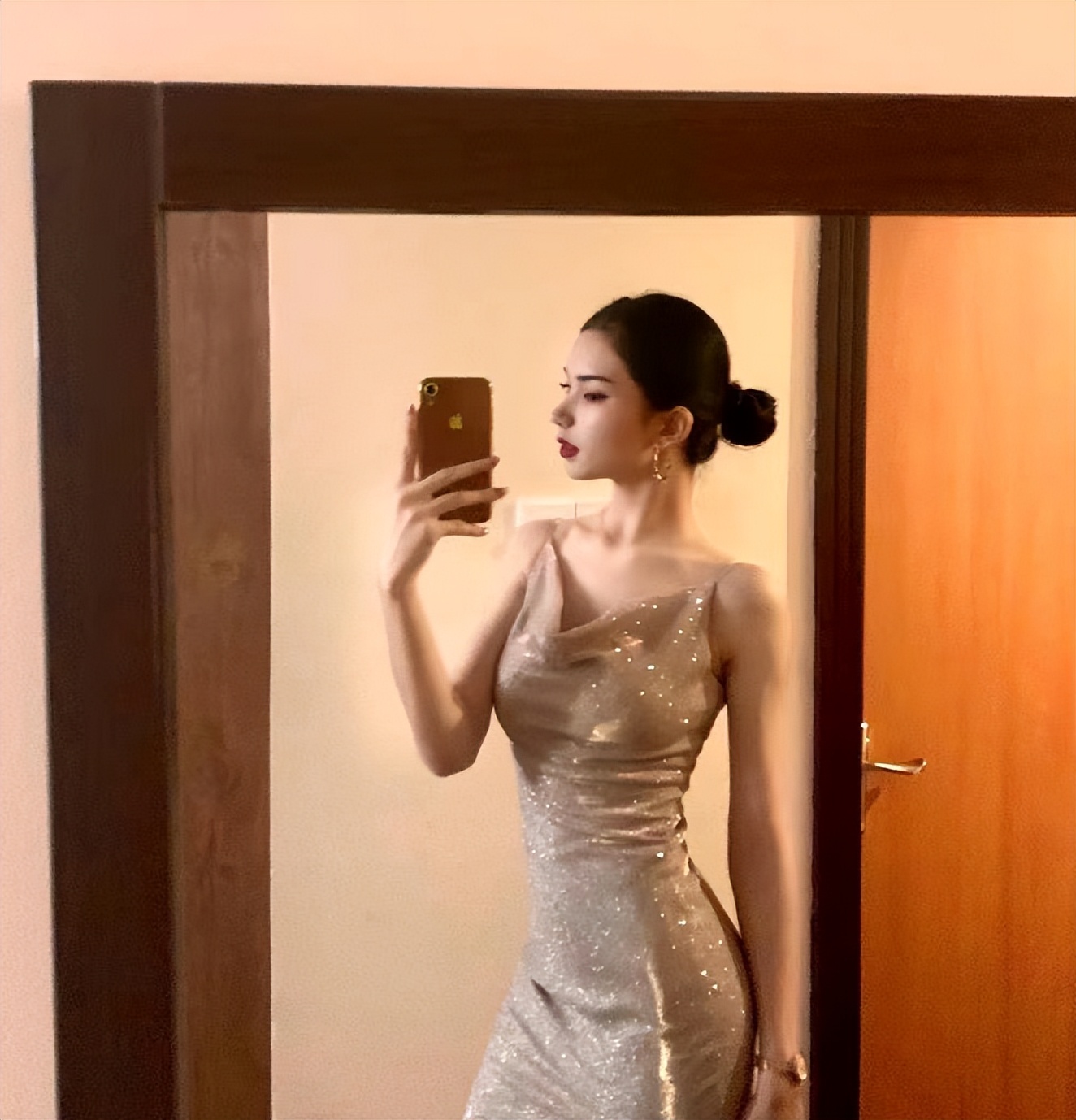 大学运动会“举牌女生”，气质出众像奥黛丽赫本，男生眼睛都直了