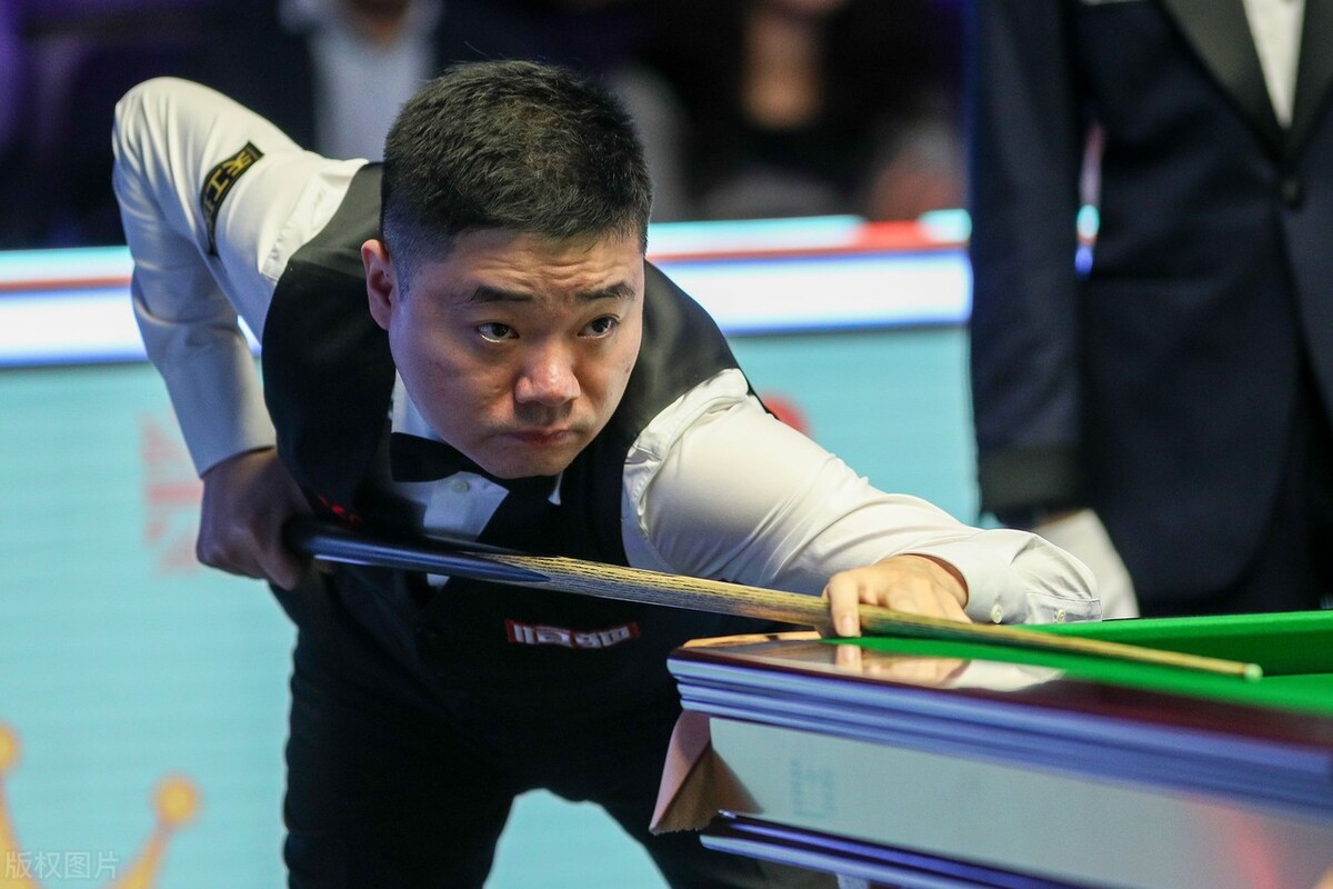 丁俊晖vs霍金斯（丁俊晖逆境大爆发6比3击败霍金斯，为中国军团斩获英锦赛正赛首胜）