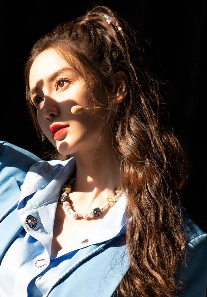 Angelababy杨颖西装外套酷酷的帅气