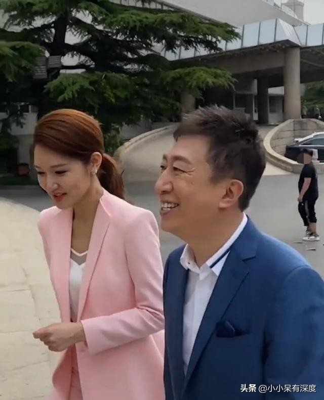 央视主持人陈伟鸿他今年55岁了老婆大人长相优雅端庄十分贤惠