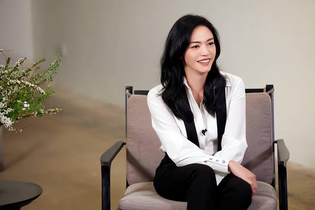 姚晨身穿白衬衫知性优雅 长发微卷笑颜满满暖意