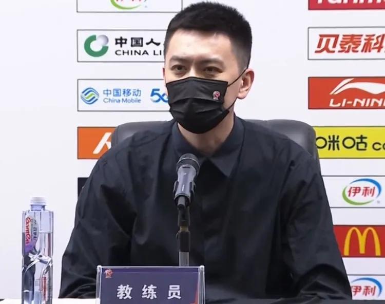 杨鸣最新赛后采访完整视频（杨鸣：广东是我最尊重的对手，杜峰是我最尊重的教练）