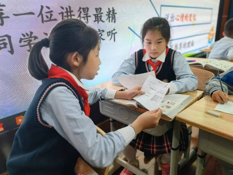 中和小学开展主题为“信息技术支持下的习作专题研修”研讨活动