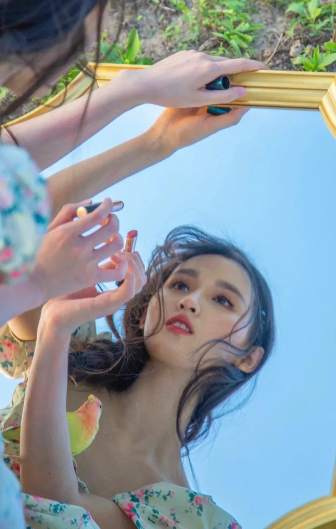 卓煜茜对镜随拍，镜子里的她特别灵动，清纯靓丽，