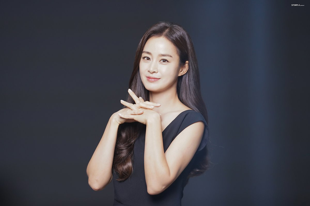 而金泰希早期出演过的《特务情人iris》,《龙八夷》,在日本人气都很高