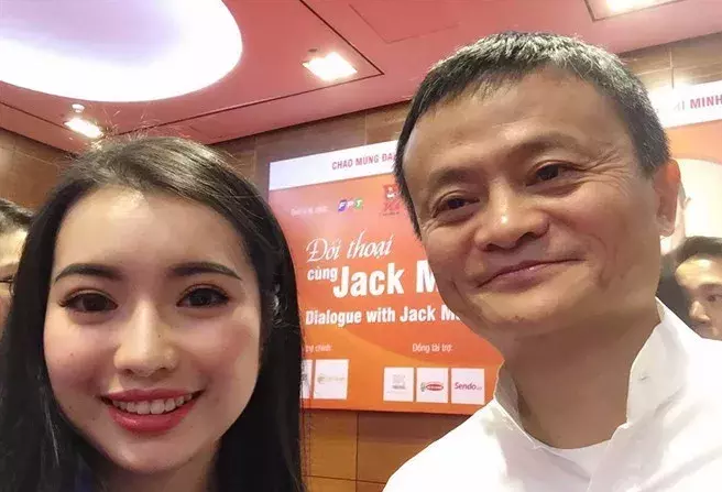 2017年，与马云对话的越南大学校花吴庆玲，如今已毕业考虑从商