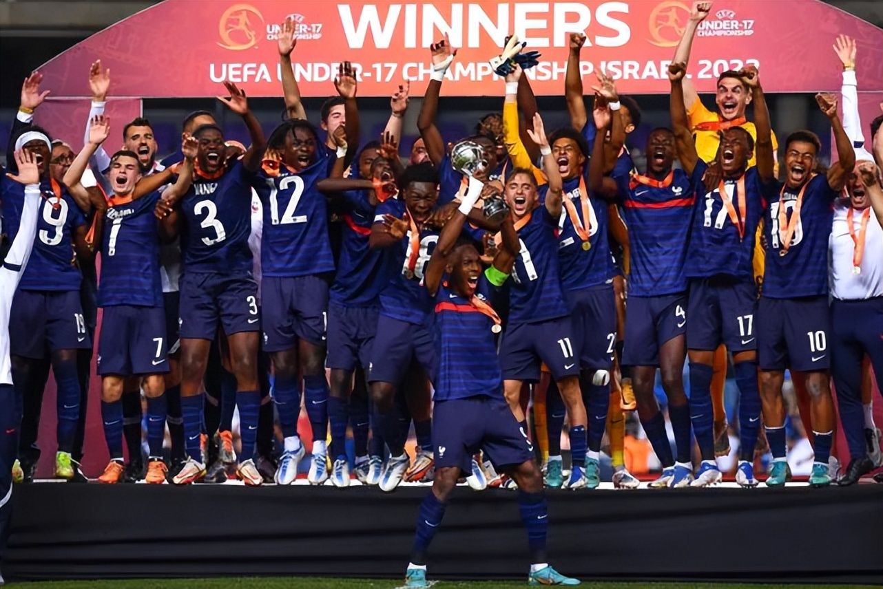 法国队庆祝夺冠(2-1，法国夺冠！第3次登顶欧青赛，奇景诞生：23人超一半黑人球员)