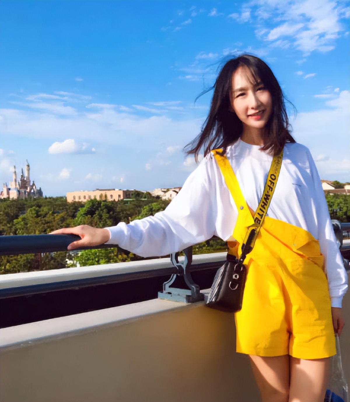 到了2013年,翟煦飞在出演了古装喜剧《龙门镖局》中的胭脂铺老板灵儿