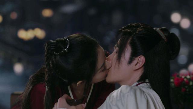 赵丽颖吻(《有翡》中王一博与赵丽颖的精彩画面,两场吻戏,看20遍都不