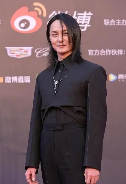 瘦到病态，动脸成瘾，切胃、剪肠齐上阵，内娱的畸形审美真可怕