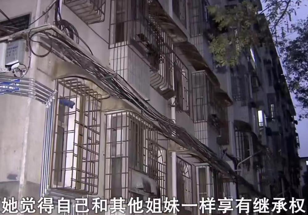 女儿伺候老妈端屎端尿，得知房子过户给了3姐妹哭泣：我想要公平