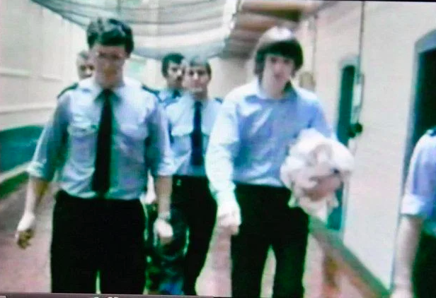 英国“食人魔”专杀恋童变态，被锁地牢38年，网友：比死刑残忍