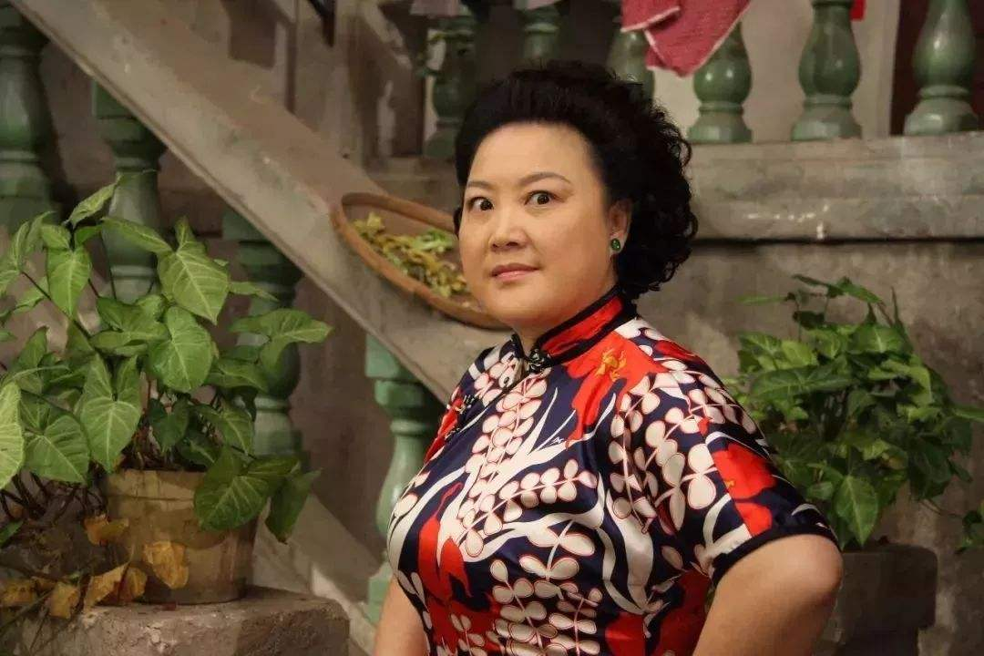 62岁的广州演员黄伟香,戏里嫁给太子炳,现实中的丈夫却另有其人