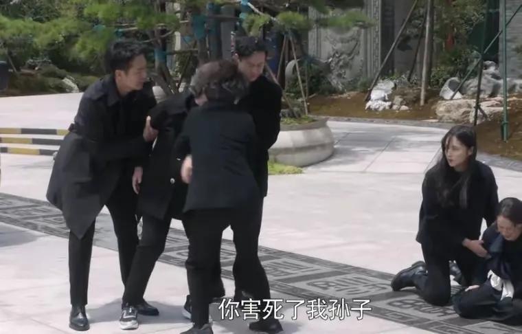 《心居》：老公去世，连儿子学费都付不起的冯晓琴，高嫁女得到啥