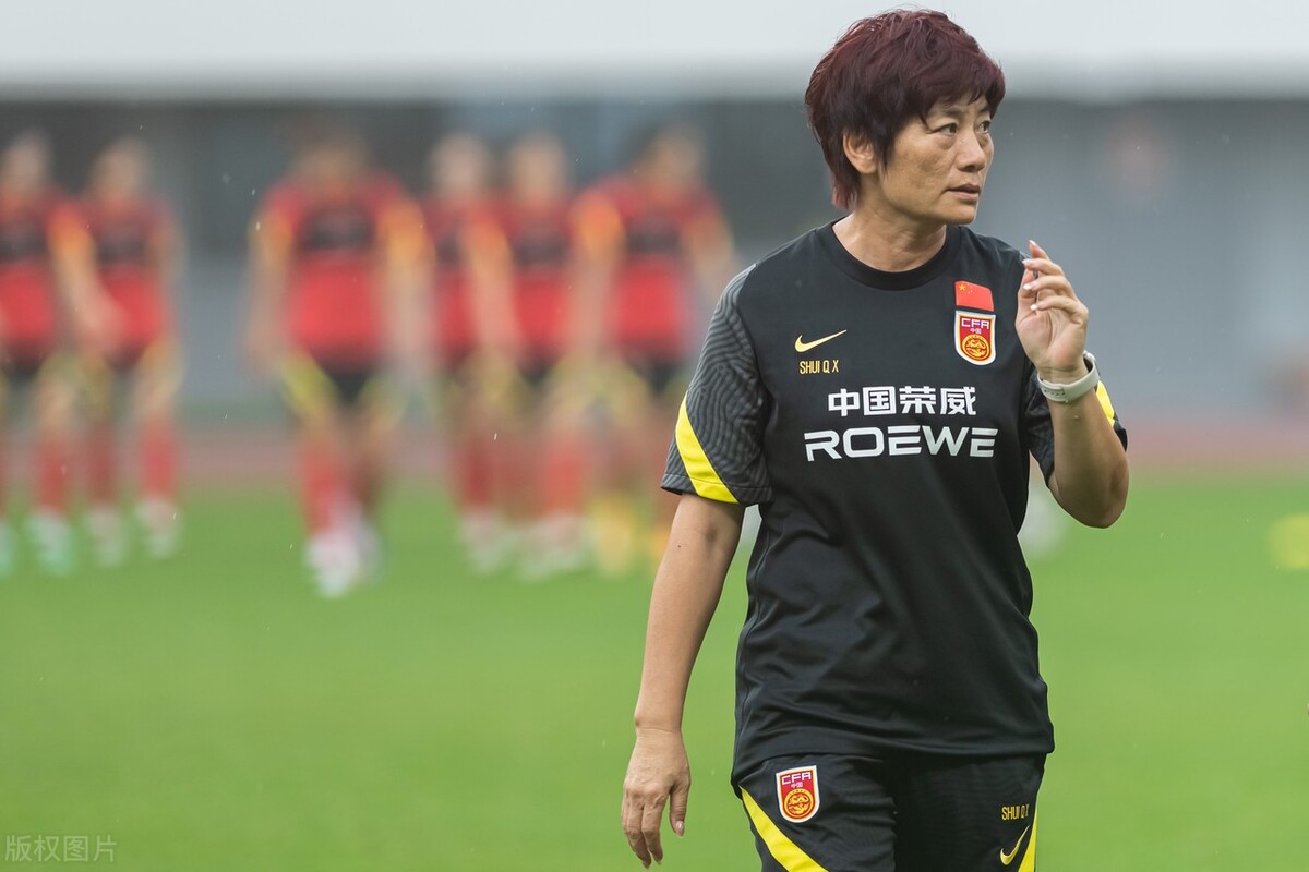 在哪可以看中国女足今天的比赛（CCTV5直播，中国女足14点东亚杯揭幕战，唐佳丽王霜携手争胜）-趣拿体育