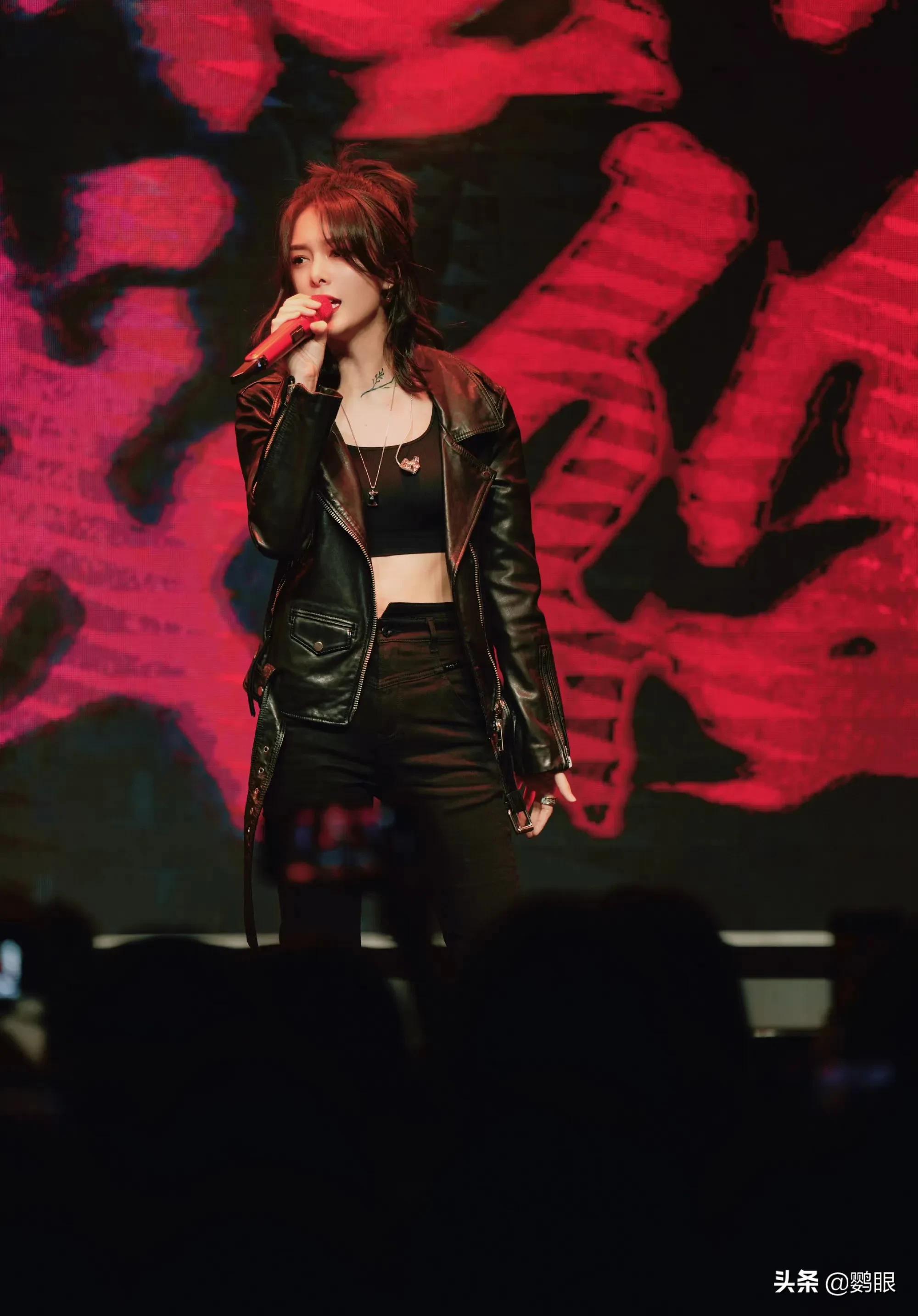 傅菁音乐会活力四射，疤痕上盛开出玫瑰，超美，超酷，超浪漫