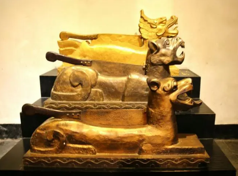 包拯去世，子孙后代今何在？一个超级富豪，另一个默默守护祠堂