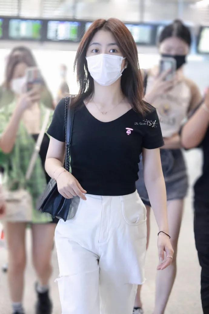谭松韵昨日的机场私服解析，简约黑白配色，穿得轻松舒适！​​​