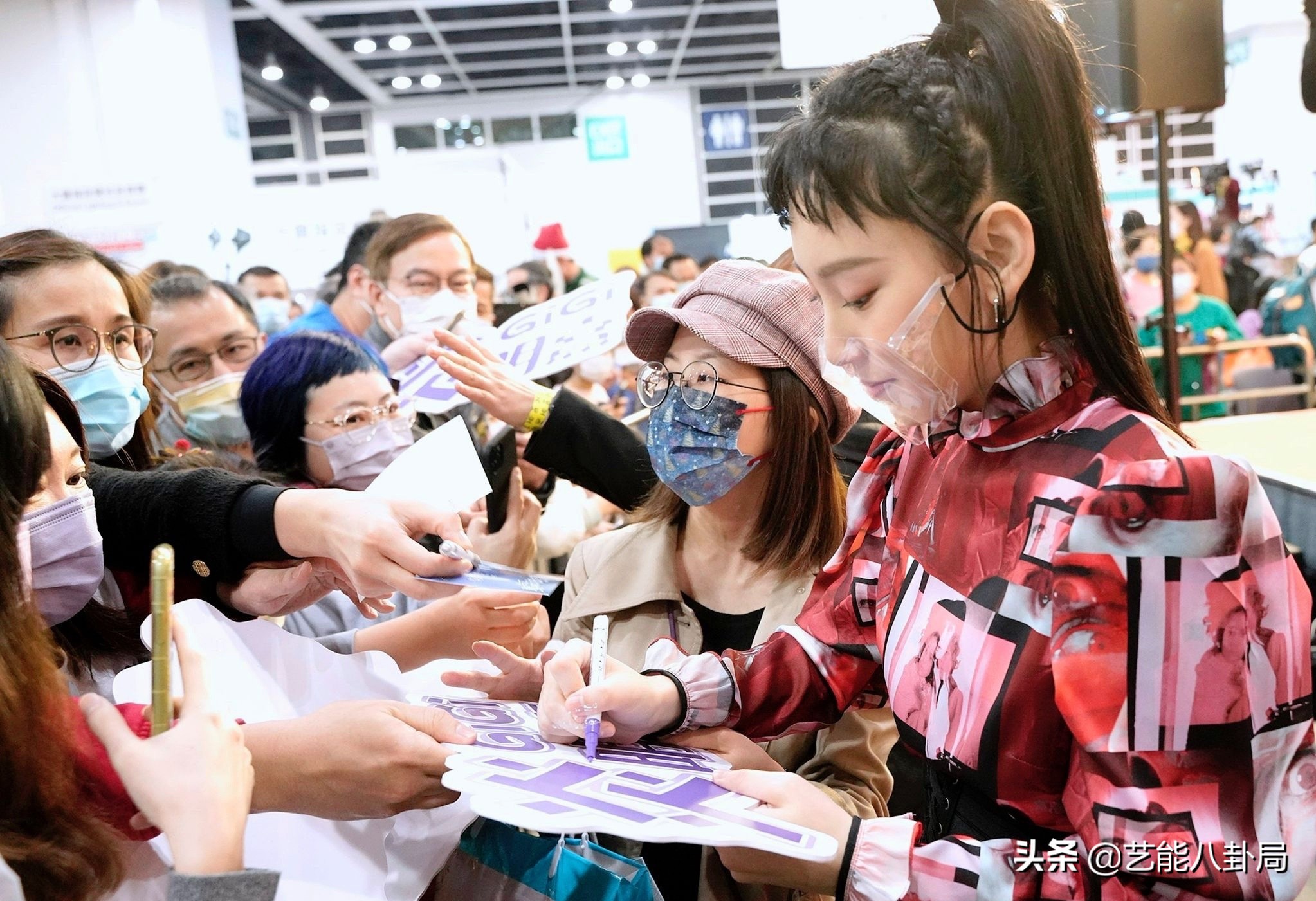 17歲港圈唱將炎明熹！父母定居內地，粵語歌開口跪，打破刻板印象