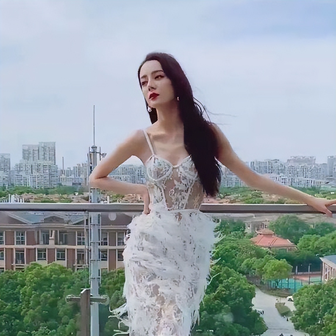 女明星现实中瘦得像鬼(7位女星的暴瘦"名场面",瘦到上镜都不好看,白白