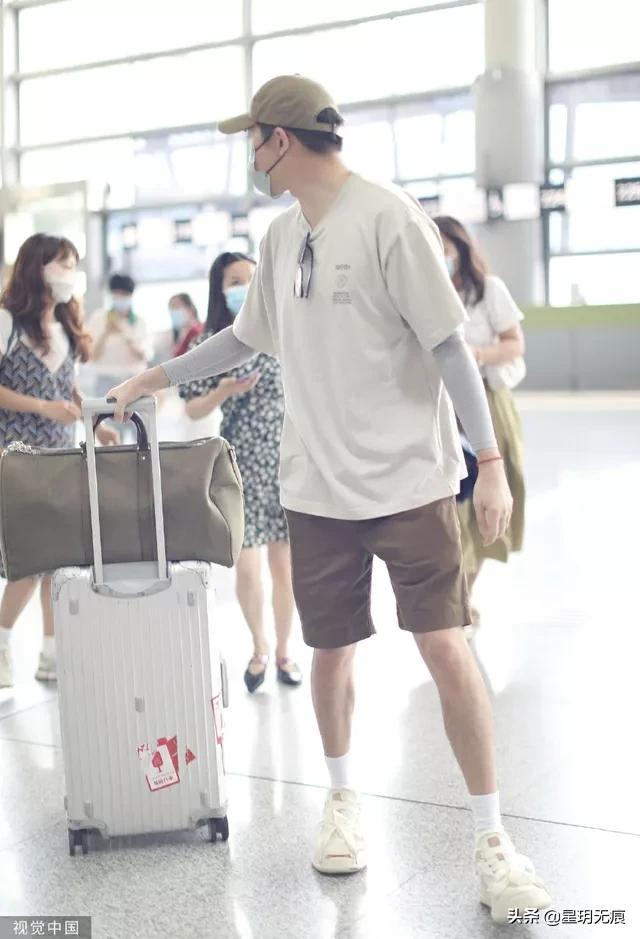 俞灏明简约穿搭现身机场 一路与粉丝热聊亲切十足