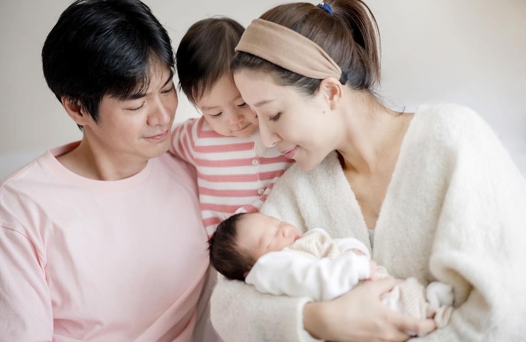 杨怡罗仲谦首晒全家福，儿子秀发浓密，一岁半姐姐对弟弟疼爱有加