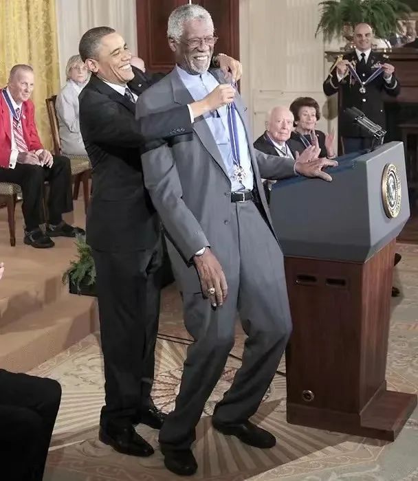 拉塞尔的球衣号码（NBA官方宣布：全联盟将退役比尔-拉塞尔的6号球衣）