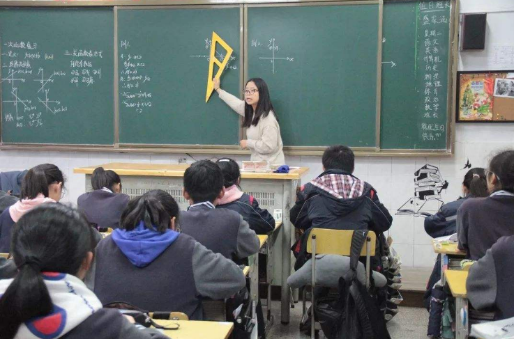 多地区招聘“编制”老师，一共招录2564人，这2类学生更有机会