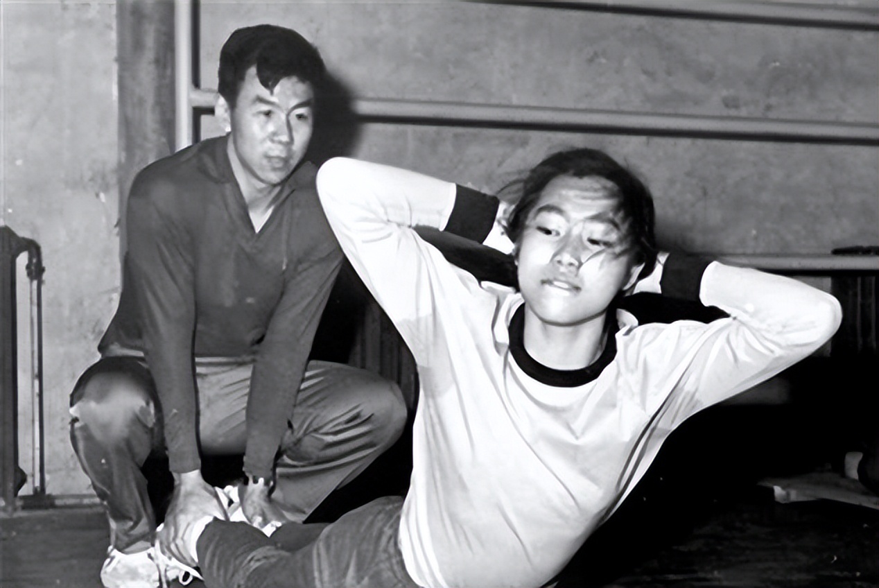 世界杯女排中国教练(女排功勋教练袁伟民:金牌背后的泪与痛,退休后