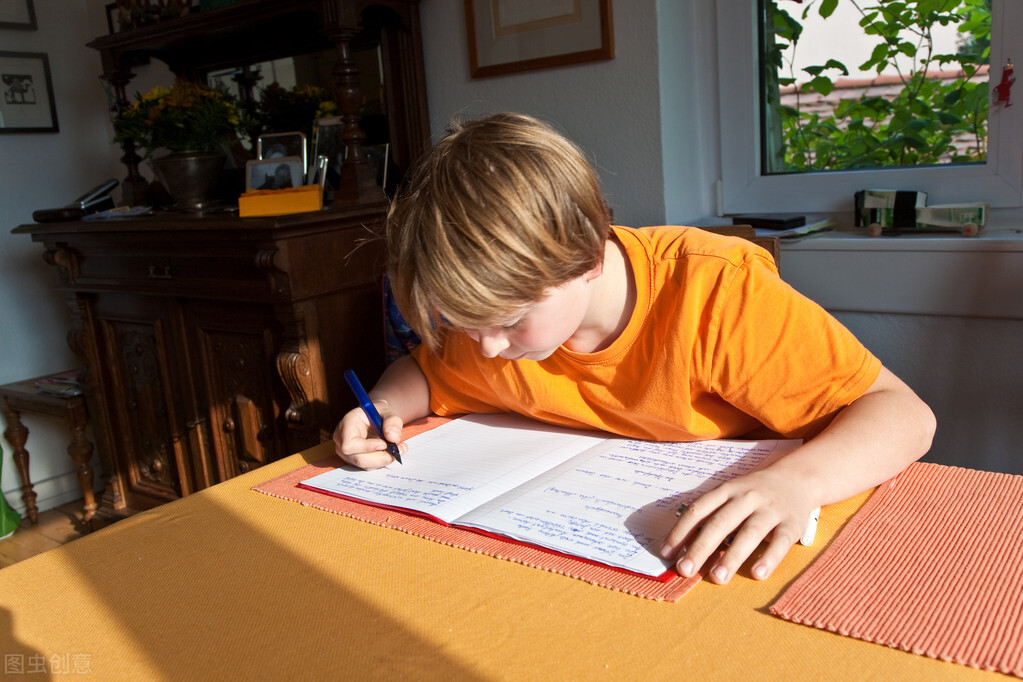 熊孩子藏暑假作业(不写暑假作业被批评：9岁男孩开启“说走就走”的旅行)