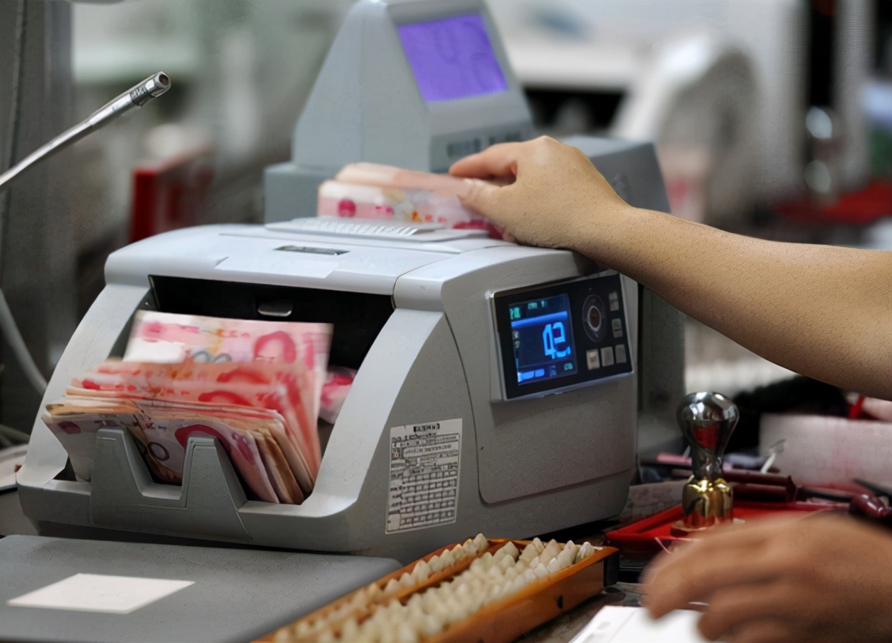 多地银行门口老人扎堆排队,不要利息也要"取款",发生了什么?