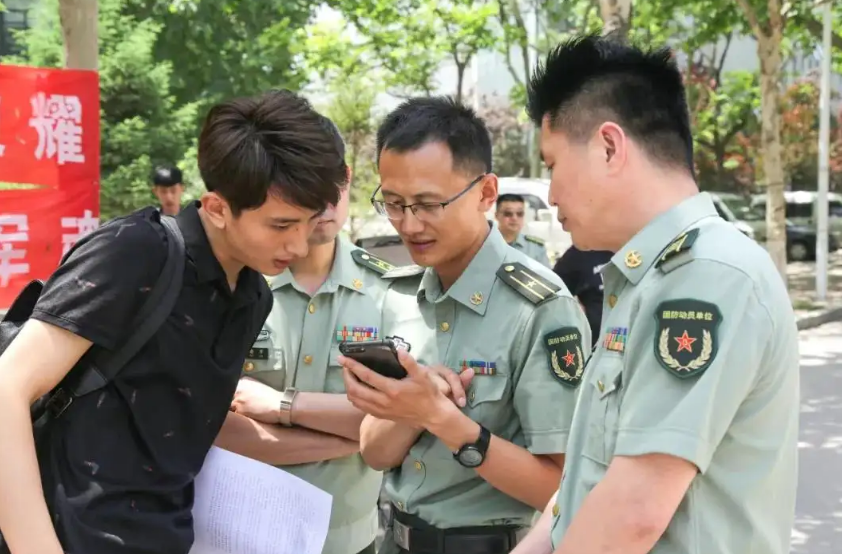 大学生“应征入伍”，2年能拿到多少补助？想参军的还需提前了解