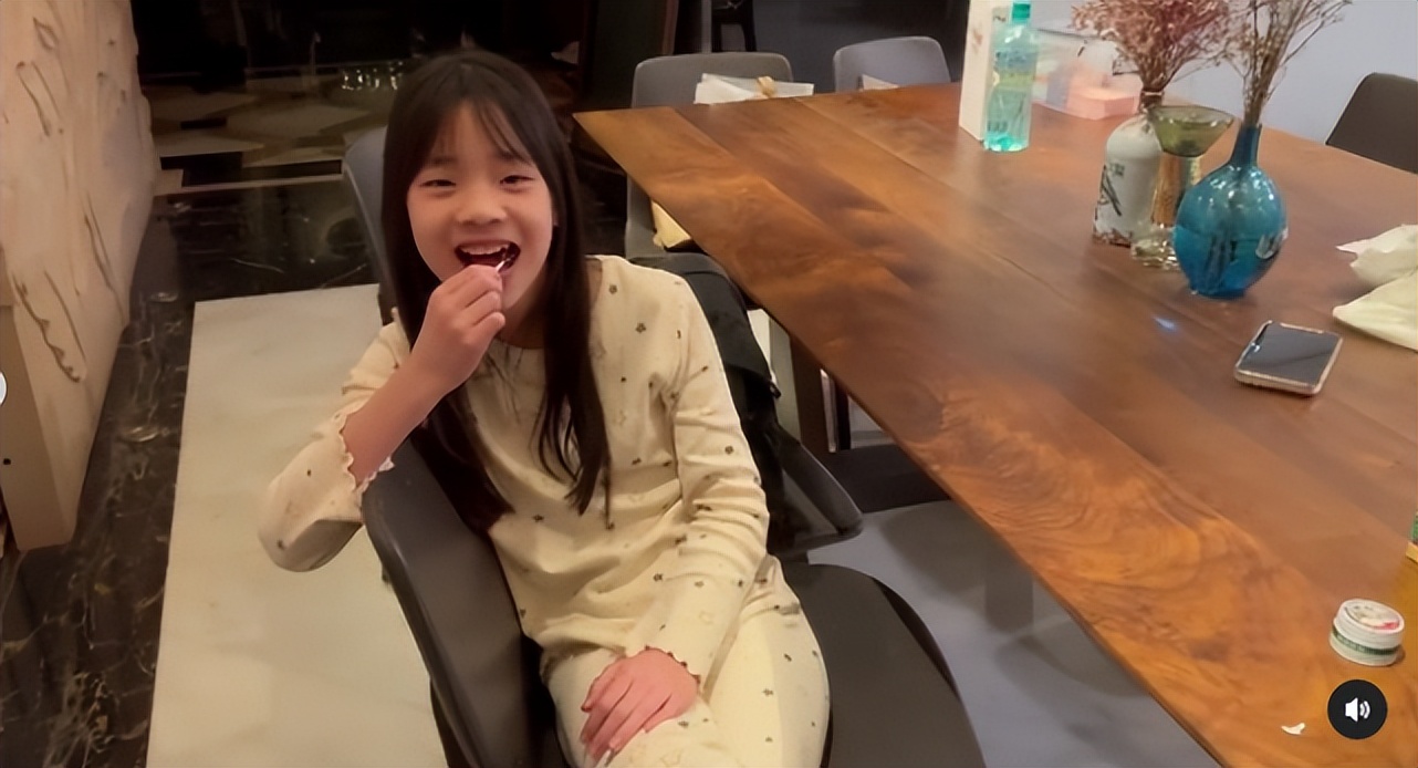 小S为小女儿庆10岁生日，晒母女斗嘴日常太搞笑，许老三颜值逆袭