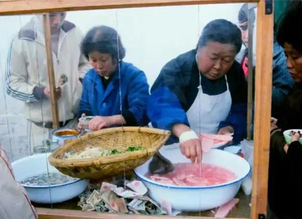 老照片：镜头下1986年的昆明，小铜锅煮的小锅米线回味无穷