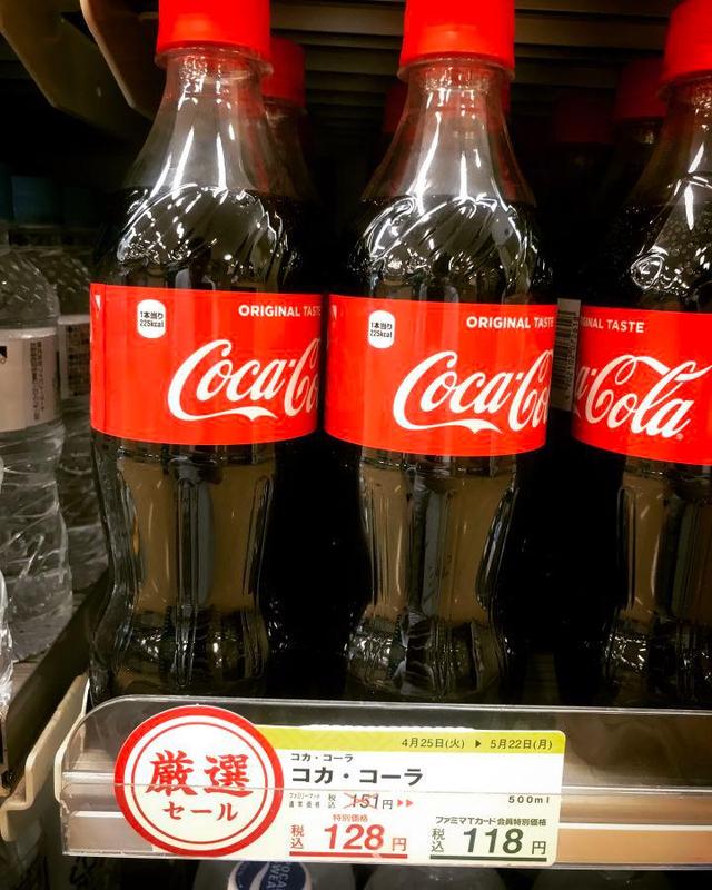 100元人民币在国外可以买多少瓶可乐？