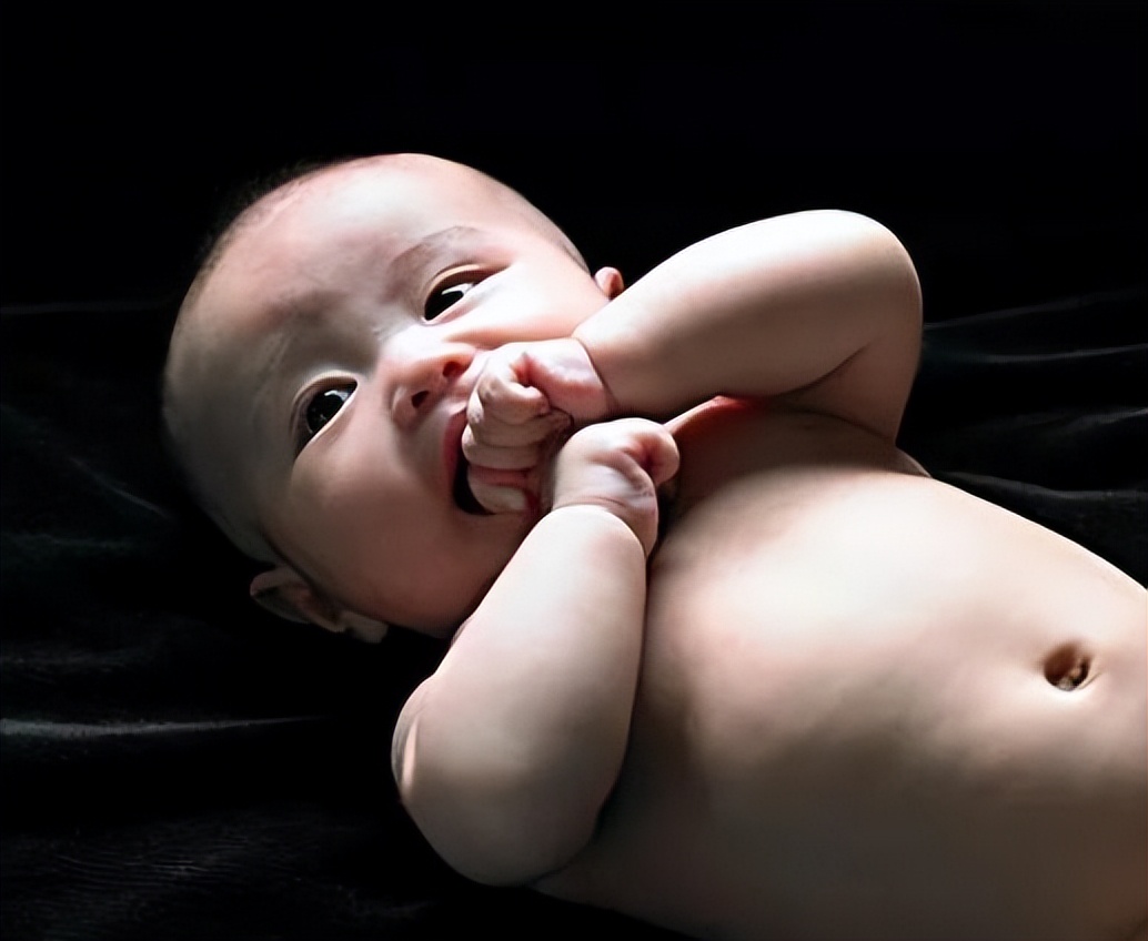 为何宝宝肚子鼓鼓得像个小青蛙?大多是生理现象,妈妈别过分担心
