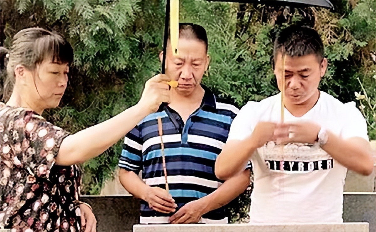 河南老人告诉同村男子：我儿是你孪生弟！10年后他们找到亲生父母