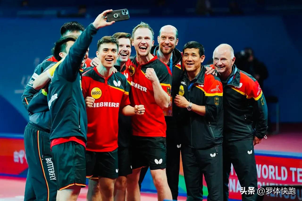 稳!樊振东、马龙各拿1分，中国乒团距成都世乒赛男团冠军一步之遥