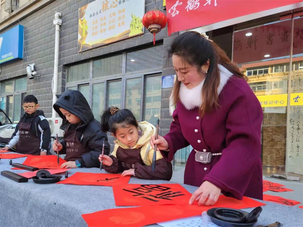 �������ƺ����黭����չ�����͡������