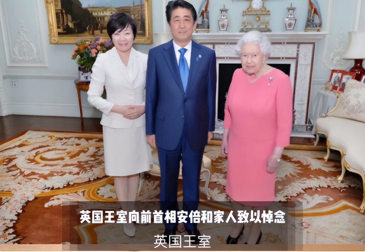 安倍晋三灵堂照曝光，穿白衬衫笑容灿烂，天皇夫妇也公开悼念