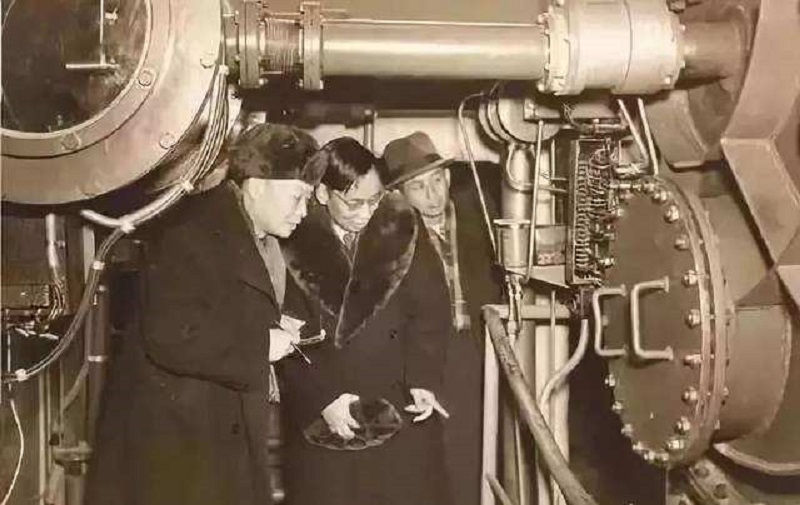 1937年，一乞丐怀抱