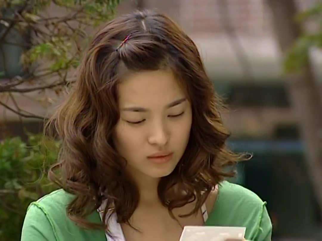 这部韩剧和夏天很适配，除了剧情，穿搭更是不落俗套